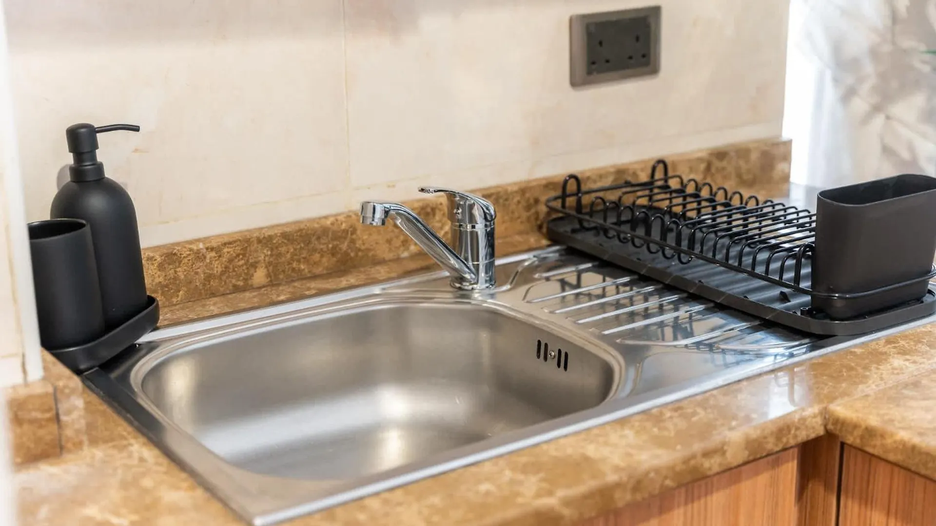 Vibrant 1-Bedroom Apartment In Al Barsha With Easy Access To Downtown Dubái