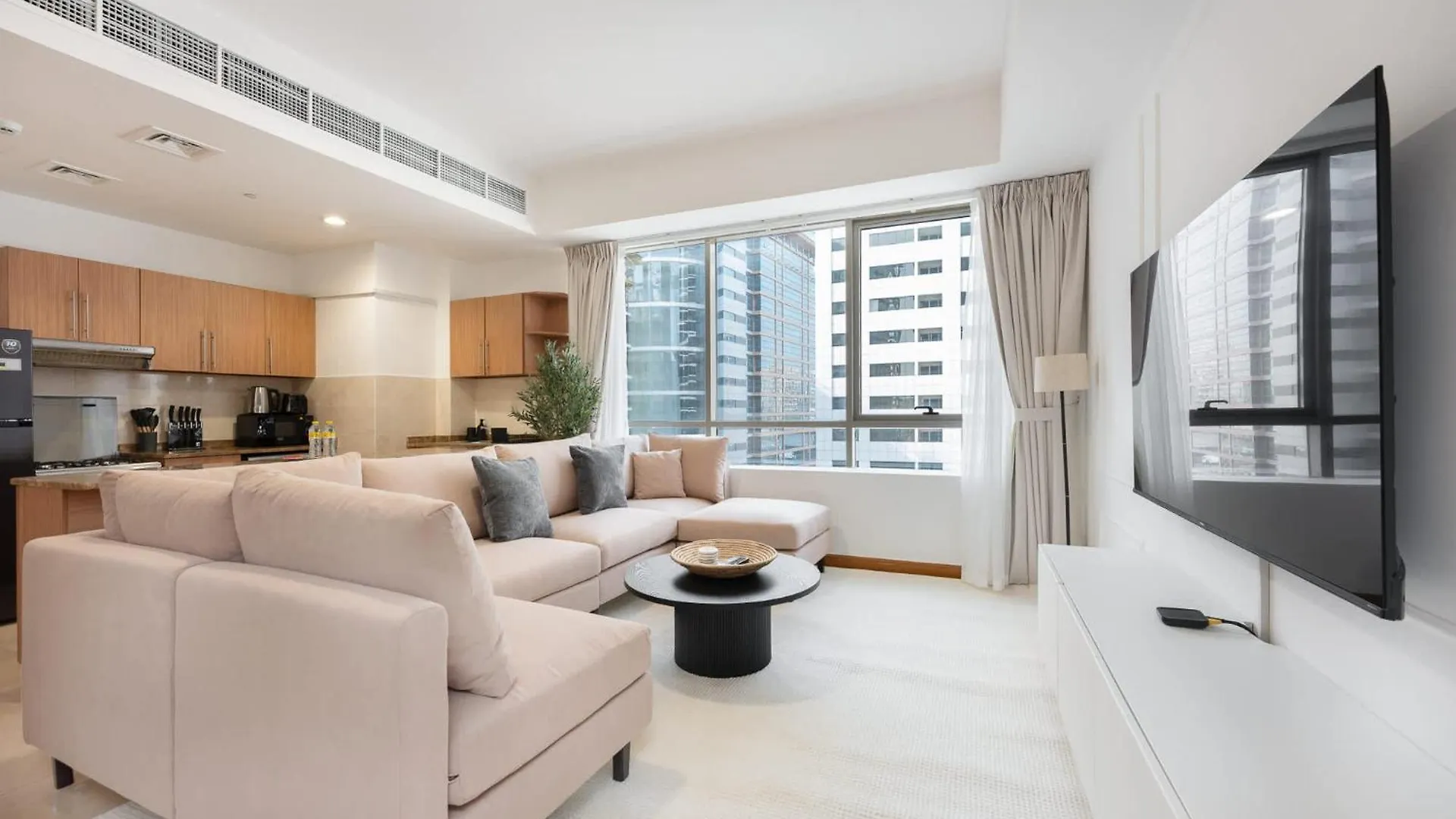 Vibrant 1-Bedroom Apartment In Al Barsha With Easy Access To Downtown Dubái 0*,